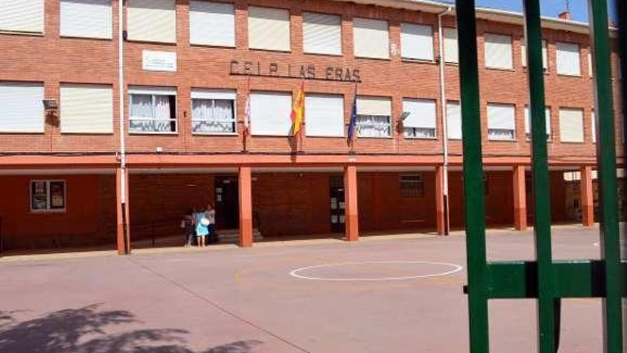 Patio del colegio de Las Eras abierto para su uso.