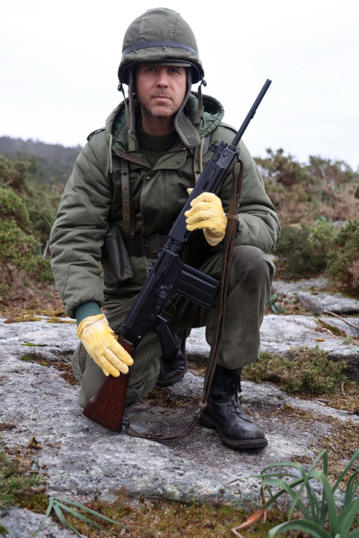 Óscar Galansky, uniformado de soldado argentino como extra en el corto.