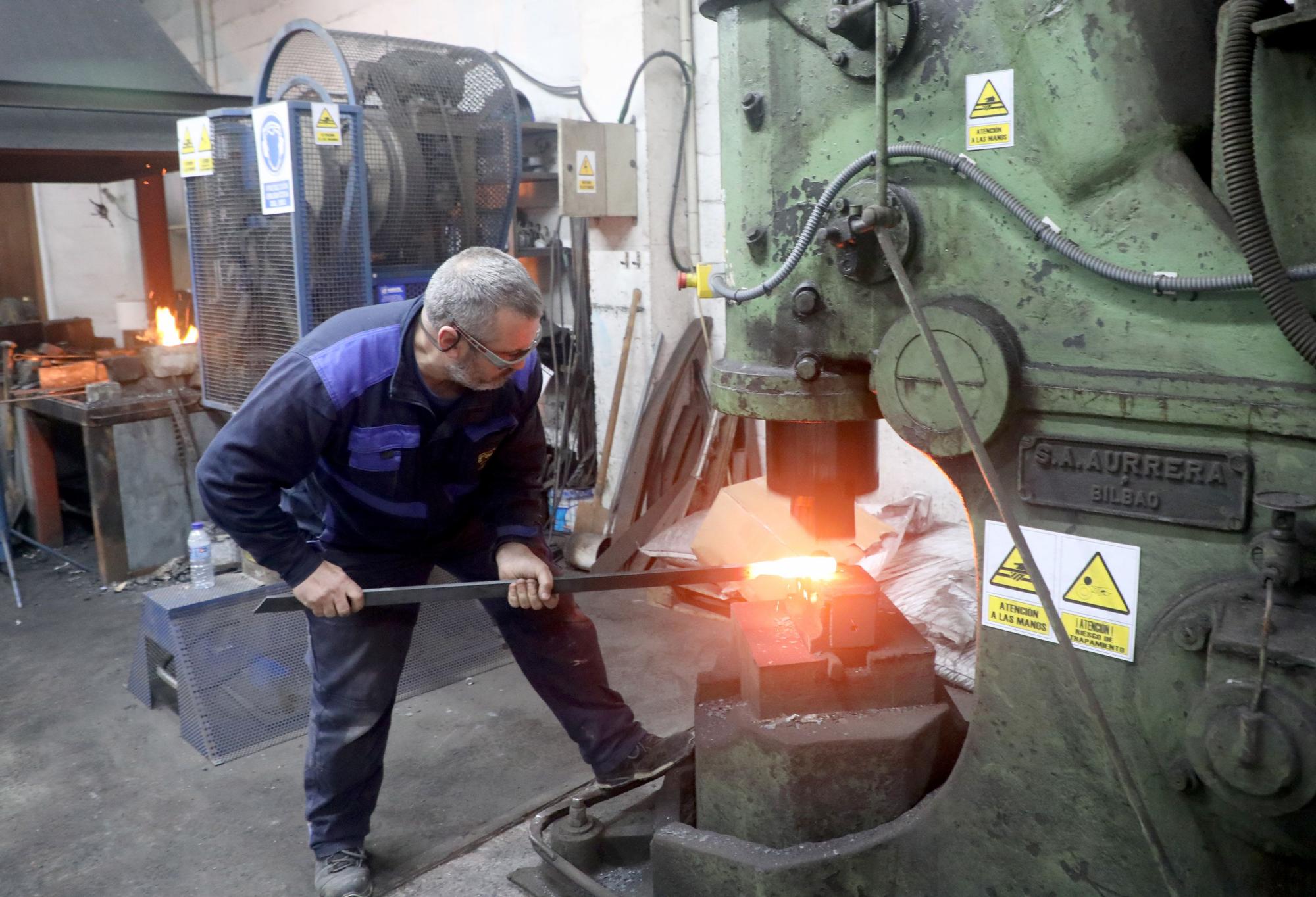 Secuencia de Santiago Martínez trabajando el hierro en su taller