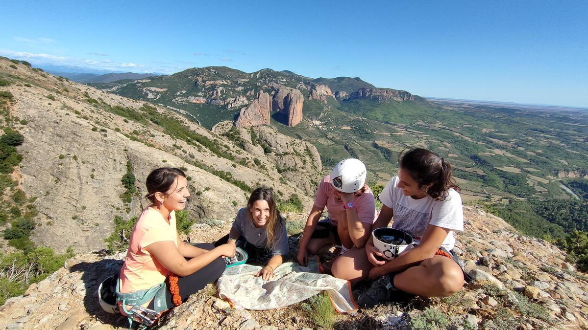 Un grupo de montañeras, con un mapa de tela.