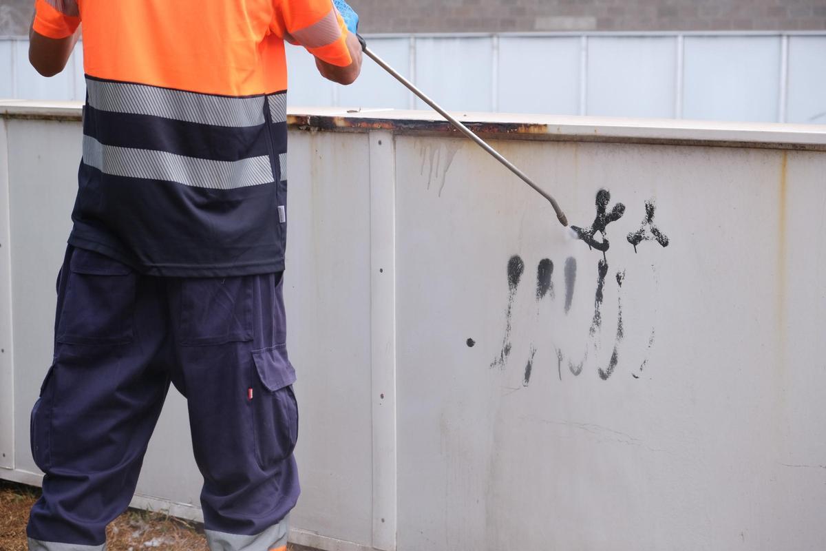 Trabajos de retirada de pintadas en la capital grancanaria
