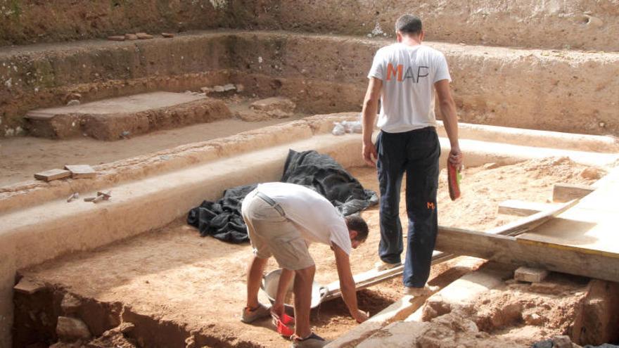 Trabajando en las excavaciones en la ciudad portuaria.