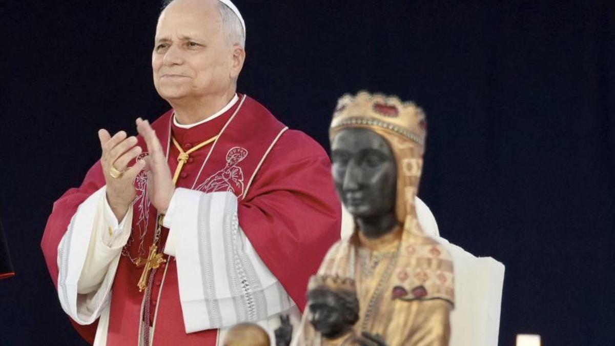 El Papa, aquest dimarts, al costat de la Verge de Montserrat a l’Estadi Olímpic.