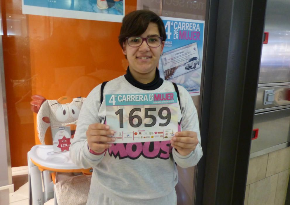 Recogida de dorsales en el Thader para la IV Carrera de la Mujer (Mañana)