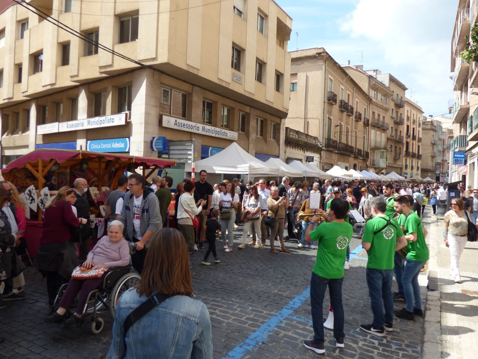 Figueres bull de gent amb les fires de carrer del Menestral