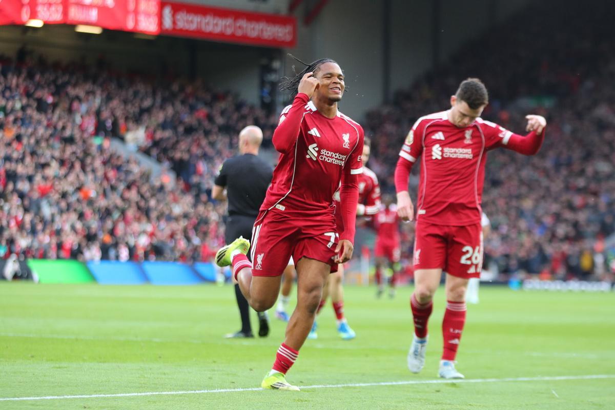 El jugador del Liverpool Rio Ngumoha celebra el 1-0 durante el partido de la Premier League que han jugado Liverpool FC y FC Fulham, en Liverpool