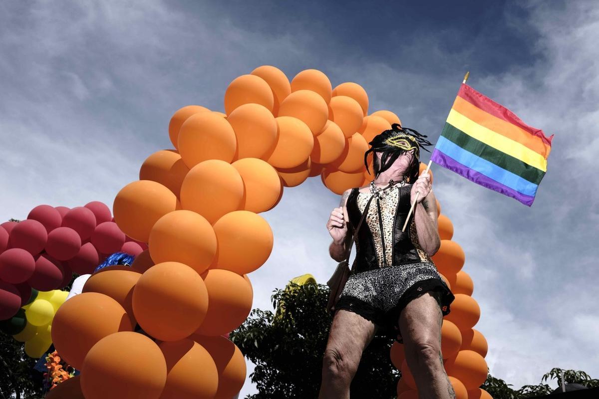 SJS07. SAN JOSÉ (COSTA RICA), 25/6/2017.- Una persona trans participa hoy, domingo 25 de junio de 2017, en el desfile del Orgullo en San José (Costa Rica). Cientos de personas marcharon hoy en Costa Rica para celebrar la diversidad y exigir respeto a los derechos humanos de la población lésbica, homosexual, bisexual, transexual e intersexo (LGBTI). EFE/Jeffrey Arguedas