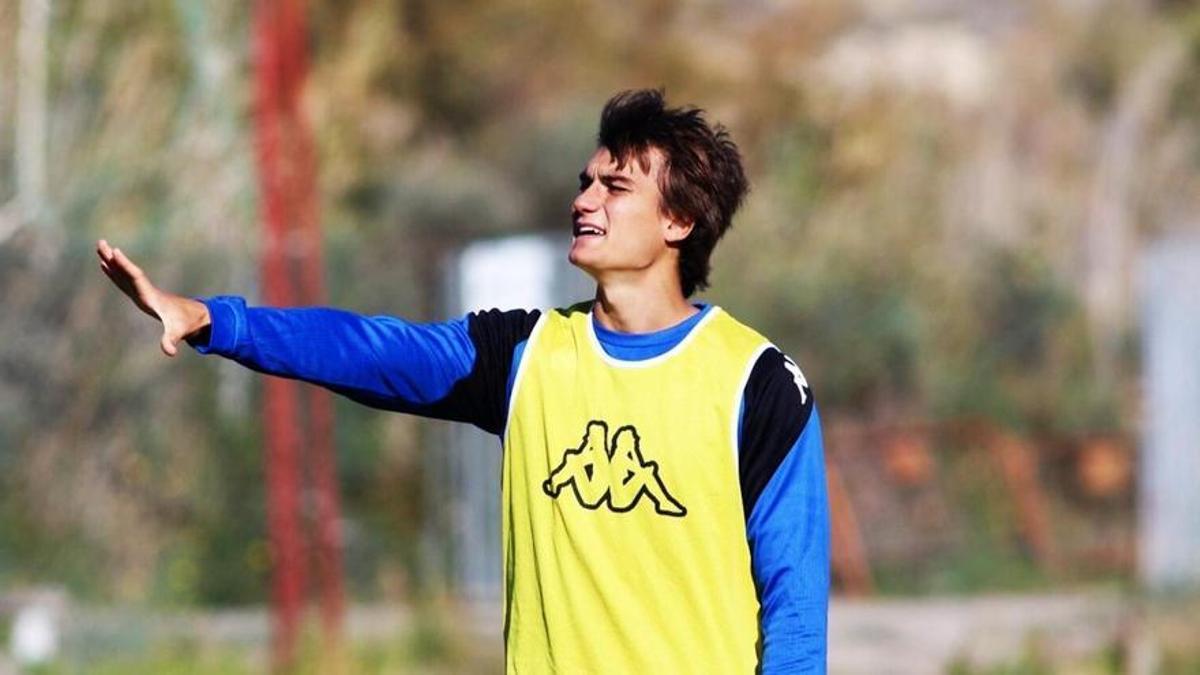 Slavy da indicaciones a sus compañeros durante un entrenamiento previo al viaje a Tarragona.