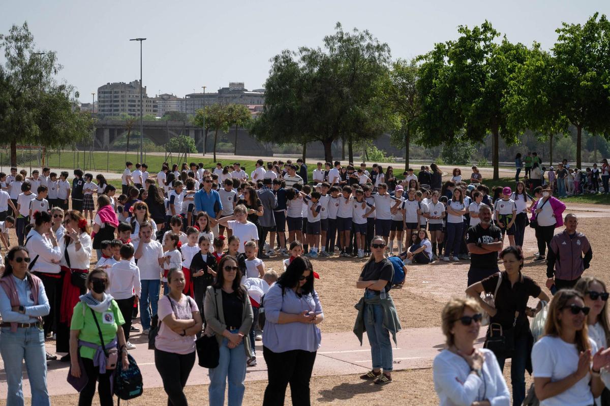 Fotogalería | Miles de niños bailan folklore en Badajoz para reivindicar la identidad y tradición extremeña