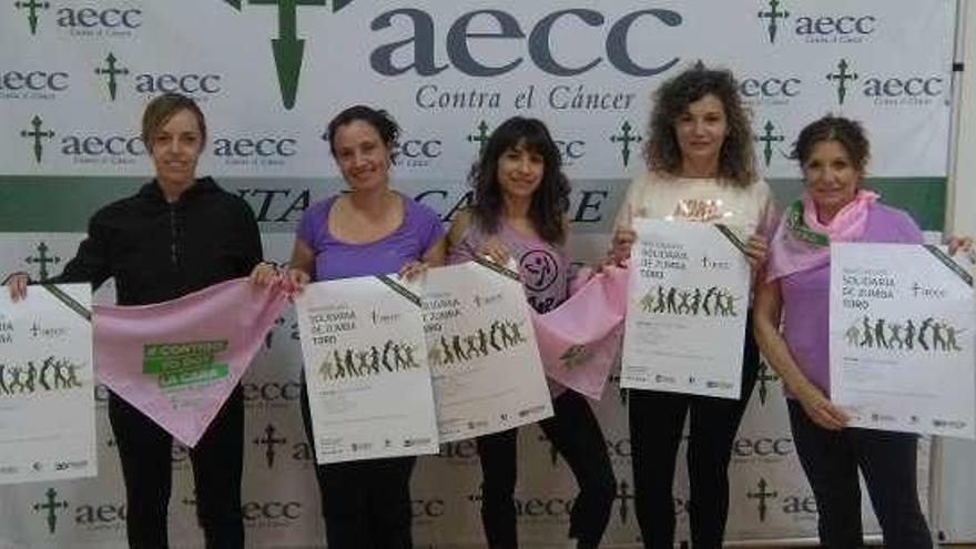 Las monitoras de zumba presentan la masterclass solidaria.