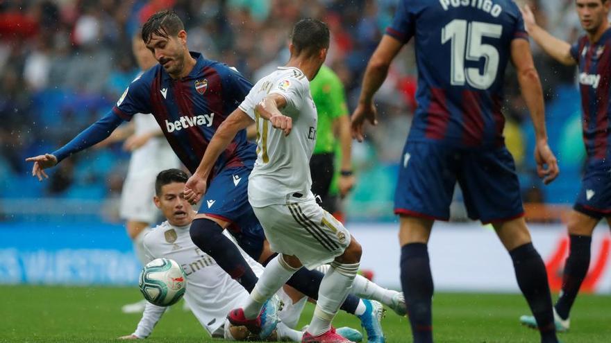 Campaña conduce la pelota en el partido del Levante UD en el Santiago Bernabéu, a principios de temporada.