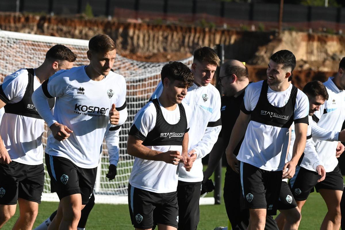 Tincho, en el centro de la imagen, durante un entrenamiento del CD Castellón en la Ciudad Deportiva Globeenergy.