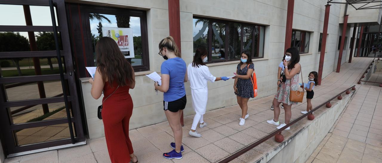 Estudiantes de las universidades esperando para la vacuna en una imagen de archivo.