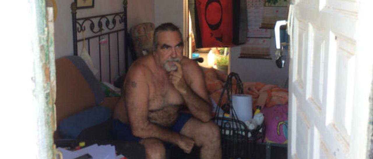 Juan Severo Pérez, junto a la cama de su madre en su vivienda de Arrecife.