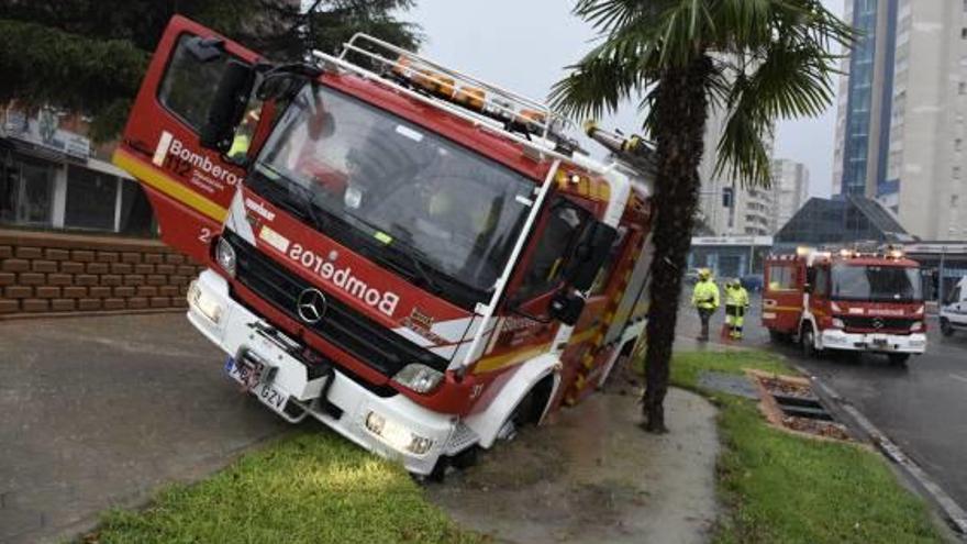 Las tormentas de ayer anegan viñedos, olivares, calles y playas y obligan a cortar varias vías