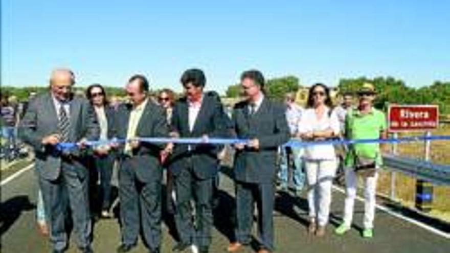 Cortés inaugura las obras de ensanche y mejora de la BA-032