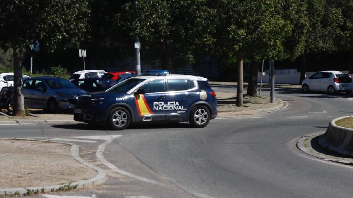 Una patrulla de la Policía Nacional, en la glorieta de Calasancio.