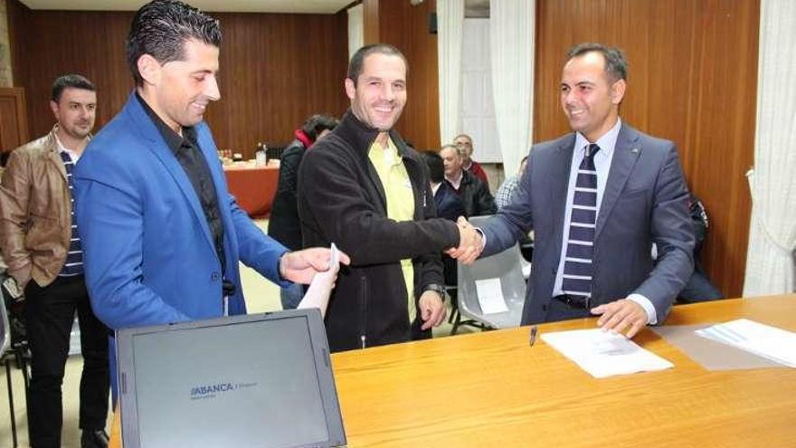 Jesús Peleteiro y Alberto Varela se saludan, junto a Andrés Díaz.
