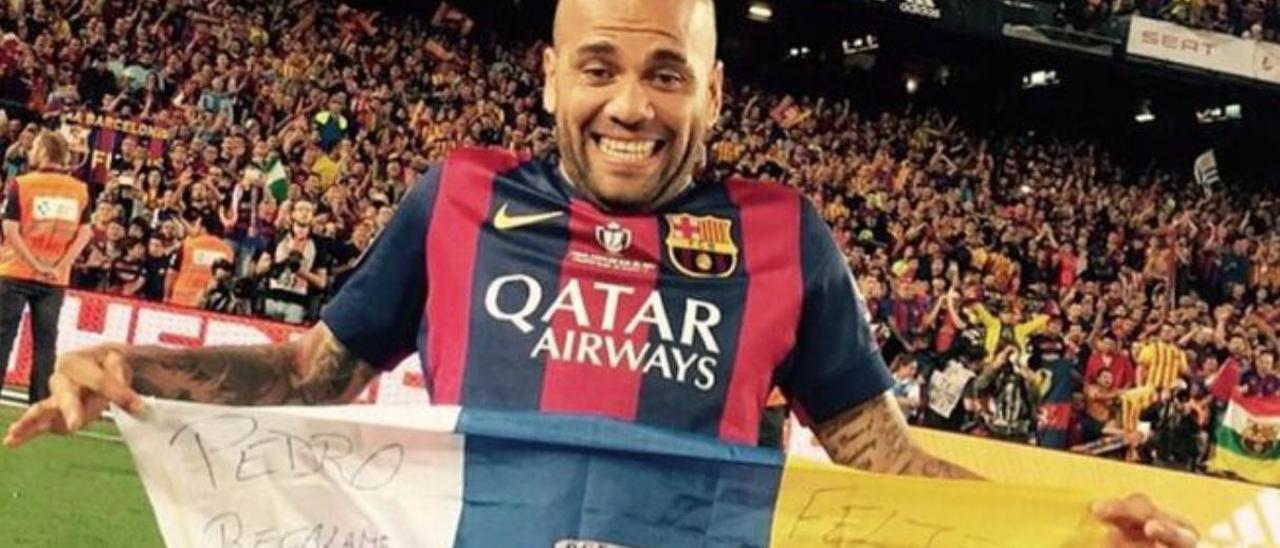 Dani Alves con la bandera canaria.