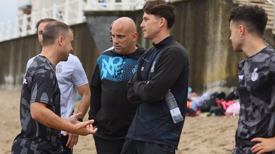 Javi Rozada, entrenador del Real Avilés, en el centro de la imagen.