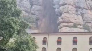 Vídeo | La lluvia provoca un desprendimiento cerca de Montserrat y la evacuación de un hotel