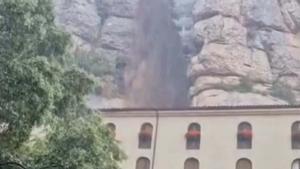 La fuerte tormenta ha arrastrado agua, piedras y ramas ocasionando un desprendimiento en Montserrat