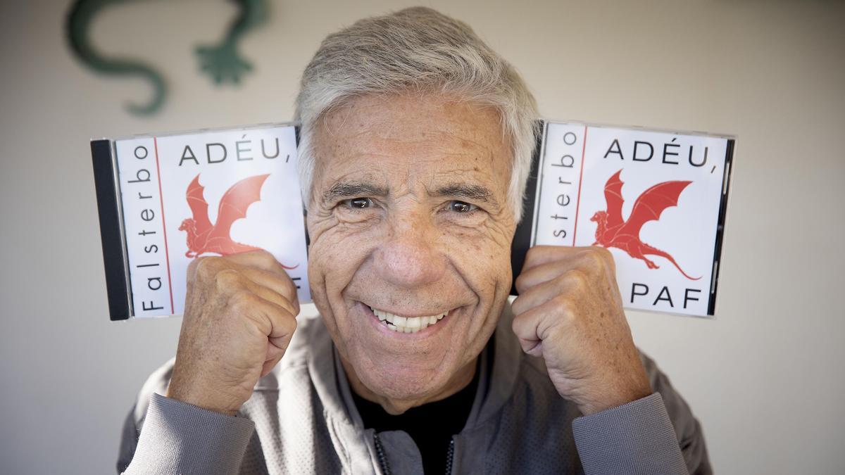 Eduard Estivill, de Falsterbo, con su último álbum, ‘Adéu, Paf’.