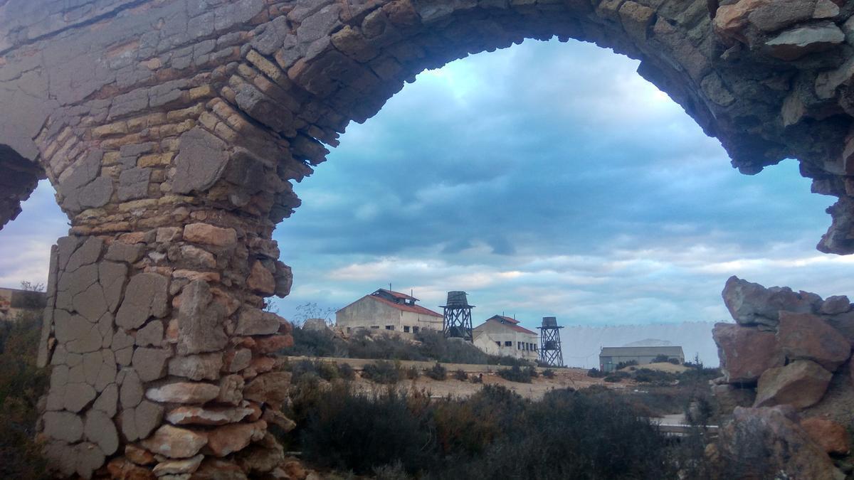 Recinto industrial de la química que dejó de funcionar en 1971. Uno de los depósitos de madera que aparece se ha venido abajo