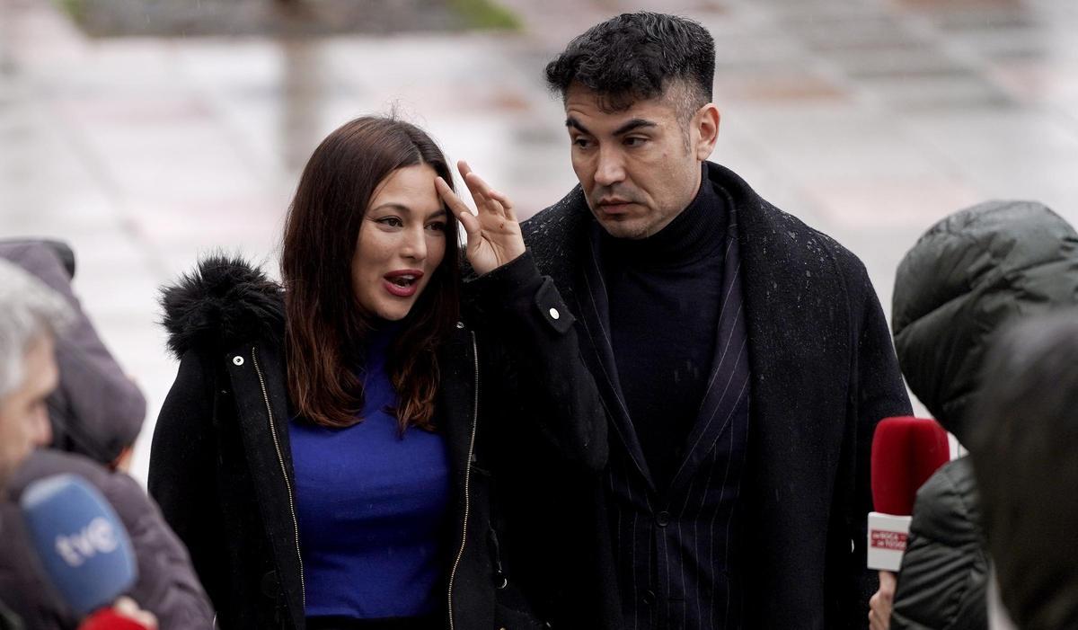 La actriz Elisa Mouliáa realiza declaraciones a la prensa a las puertas de los Juzgados de Plaza de Castilla de Madrid.