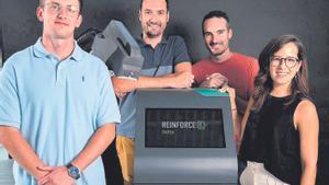 El equipo de Reinforce 3D, liderado por su CEO, Blanca Garro, junto a una de sus máquinas