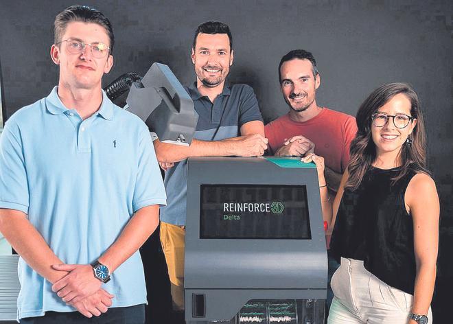 El equipo de Reinforce 3D, liderado por su CEO, Blanca Garro, junto a una de sus máquinas