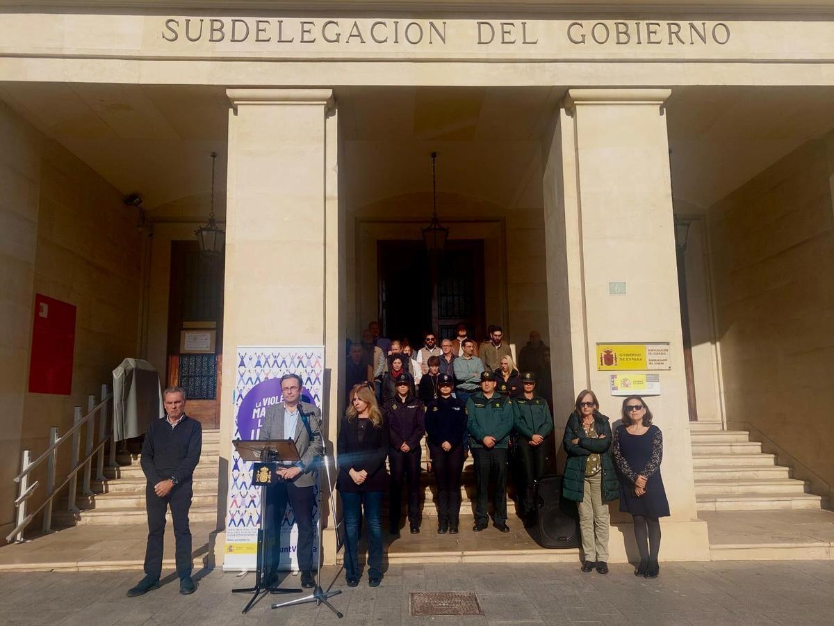 El minuto de silencio celebrado este miércoles en la Subdelegación de Gobierno, ya con la presencia de Eva Montesinos.