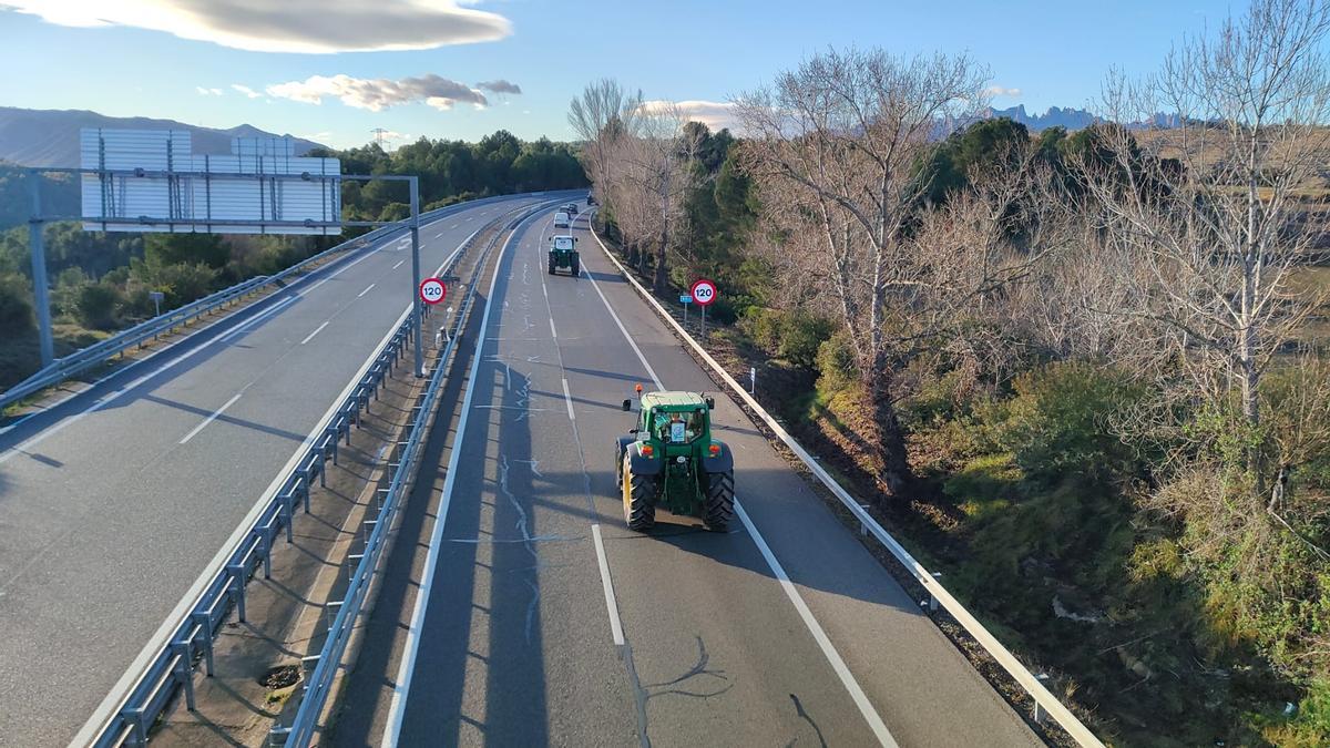 Tractors del Bages i el Berguedà marxen per la C-16 cap a Barcelona per celebrar el segon aniversari de la Revolta Pagesa