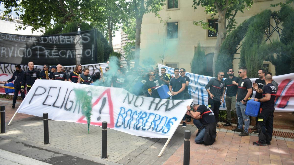 Un momento de la protesta de los bomberos, este jueves en la puerta del Palacio de San Esteban, en Murcia.