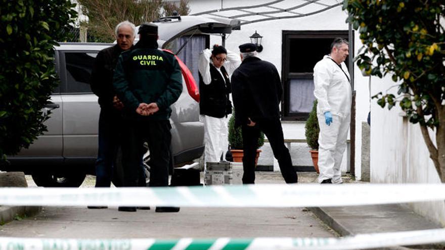 Los agentes han acordonado la casa de Cervo. // EFE