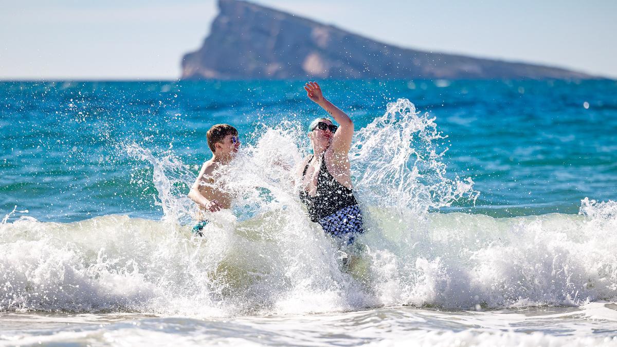 El calor deja imágenes veraniegas este 8 de marzo en Benidorm