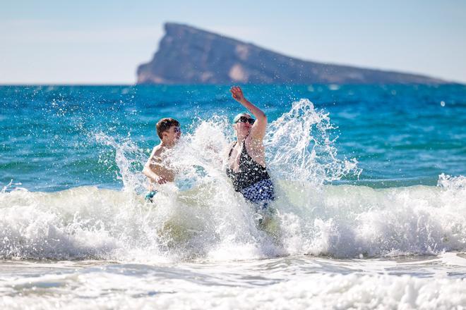 El calor deja imágenes veraniegas este 8 de marzo en Benidorm