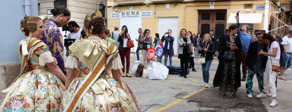 La fallera mayor y la corte exhiben la indumentaria para Harper's Bazaar