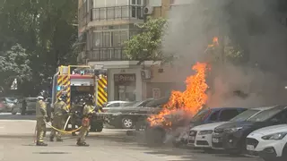Alarma por el incendio de un coche y unos contenedores en el centro de Murcia