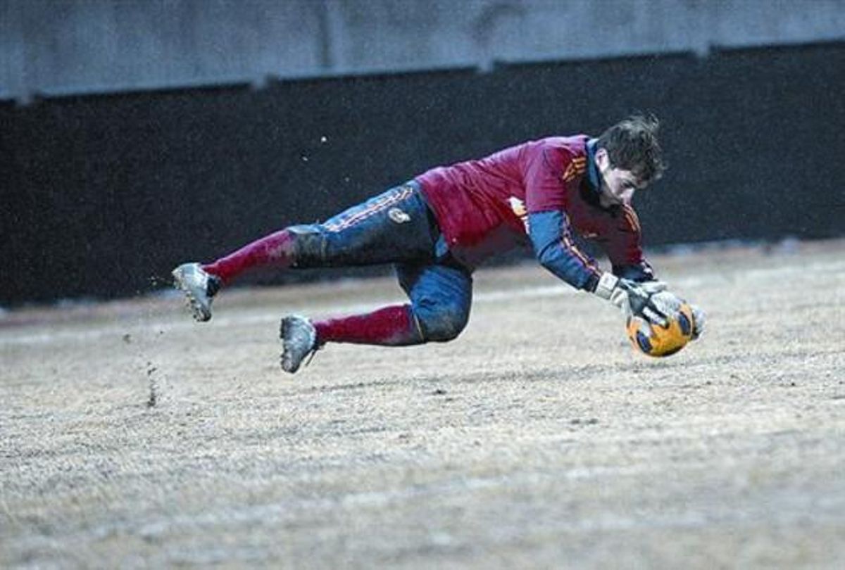 Casillas fa una parada en l’entrenament d’ahir a l’estadi de Kaunas, que es troba en pèssimes condicions. Casillas fa una parada en l’entrenament d’ahir a l’estadi de Kaunas, que es troba en pèssimes condicions.