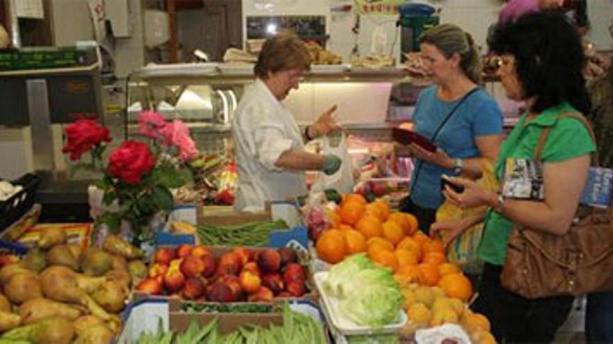 El precio de frutas y verduras se dispara y las tiendas casi recuperan la normalidad