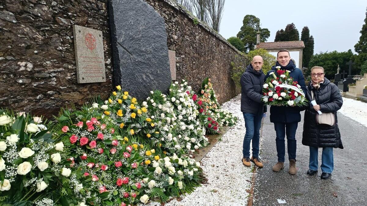 Aitor Bouza, centro, en el homenaje en Santiago a Manuel Maroño