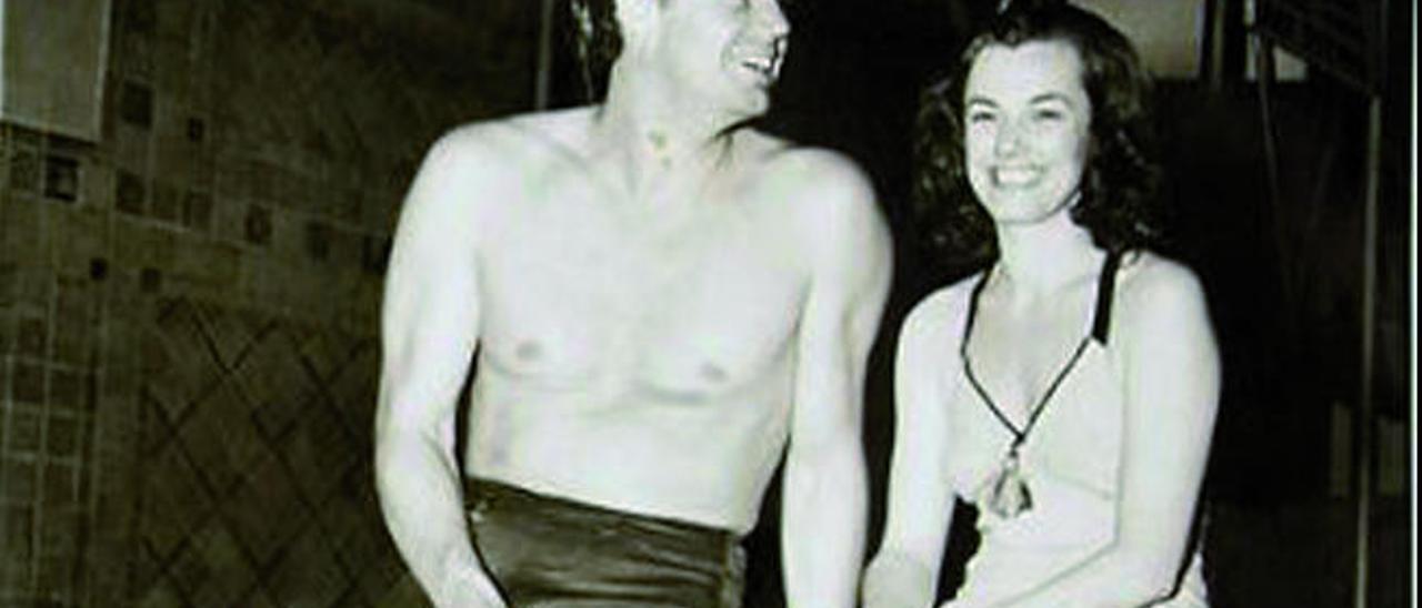 Eleanor Holm junto a Johnny Weissmuler, su amigo y compañero en el Aquacade, espectácuo acuático que dirigía su marido, Bill Rose.