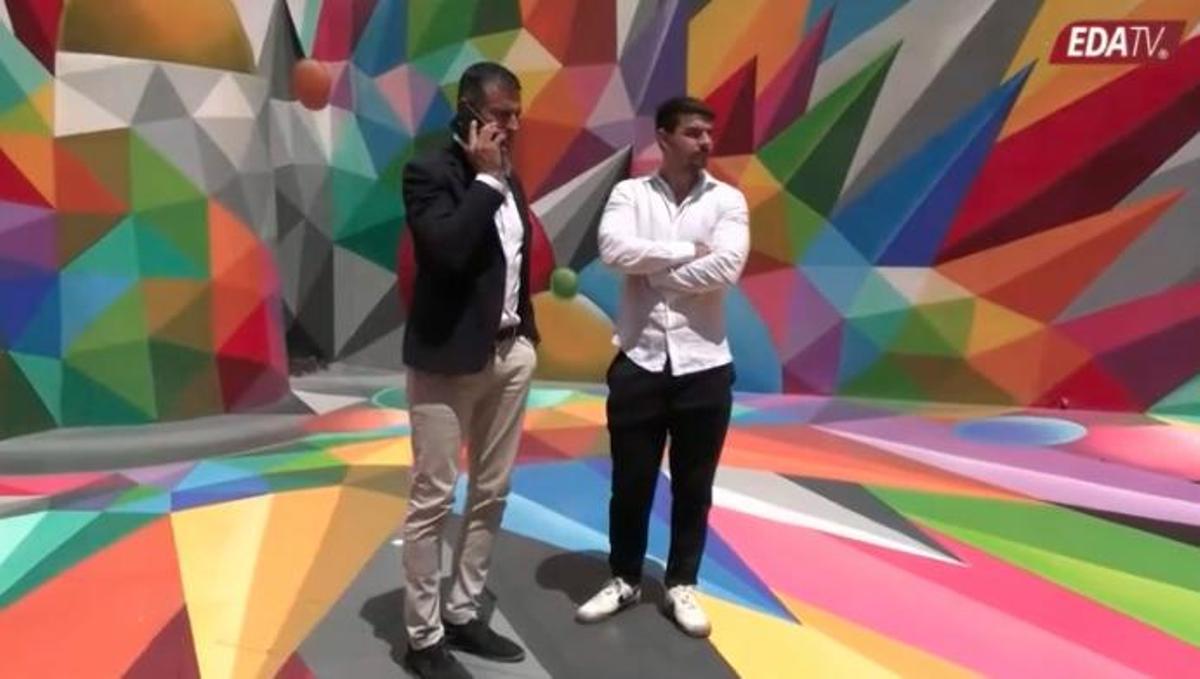 Marcos Serra, durante su aparición en EdaTV en el mural de Okuda.