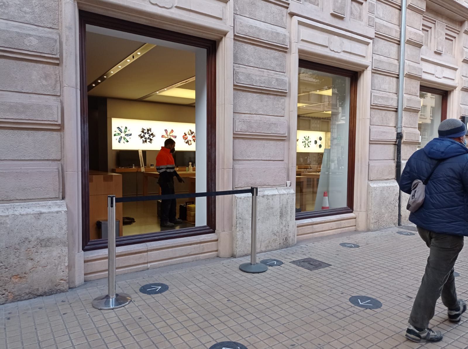 Tres encapuchados desvalijan la tienda Apple de Valencia y huyen en un Porsche