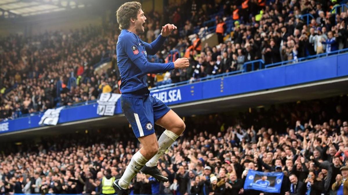 Marcos Alonso firmó un magistral lanzamiento de falta que hizo enloquecer a Stamford Bridge