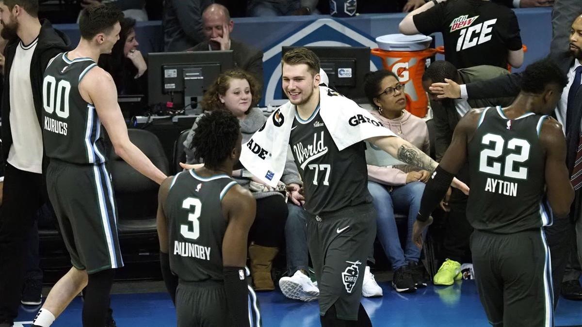 Doncic saluda a sus compañeros de resto del mundo.