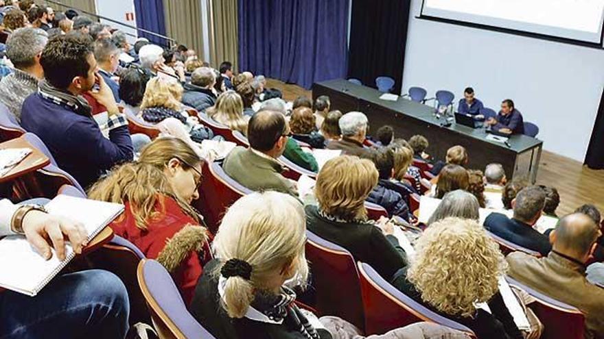 Los asistentes durante la conferencia de Daniel Ruiz y Josep Lluís Pol.