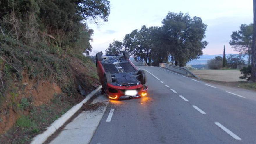 El cotxe bolcat enmig de la carretera BV-1468 al terme municipal de Molins de Rei