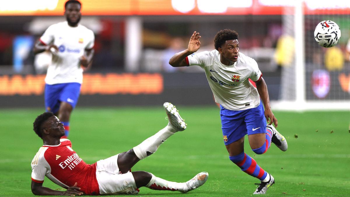 Balde se lleva un balón en presencia de Saka.